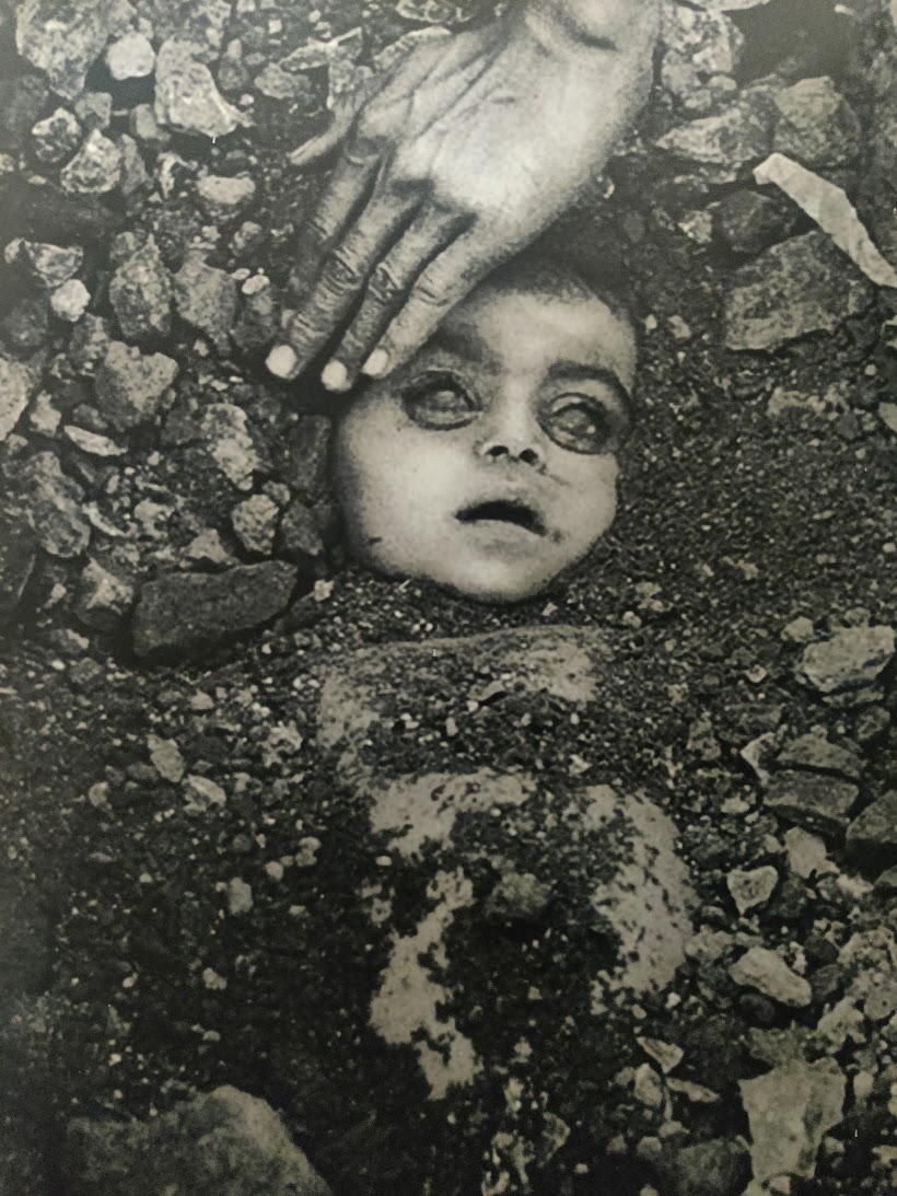 Pablo Bartholomew's photo of a child being buried - Bhopal Gas Tragedy